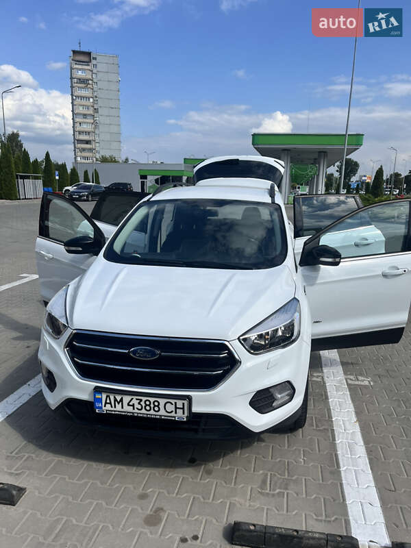 Внедорожник / Кроссовер Ford Kuga 2017 в 