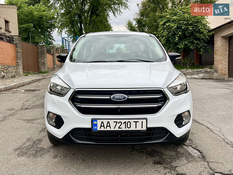 Позашляховик / Кросовер Ford Kuga 2017 в Києві