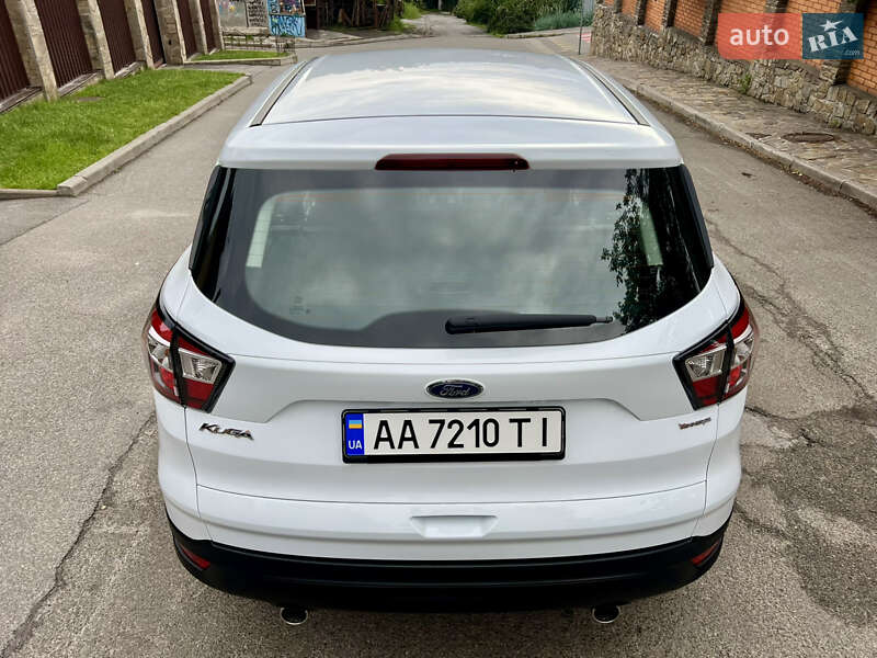 Позашляховик / Кросовер Ford Kuga 2017 в Києві