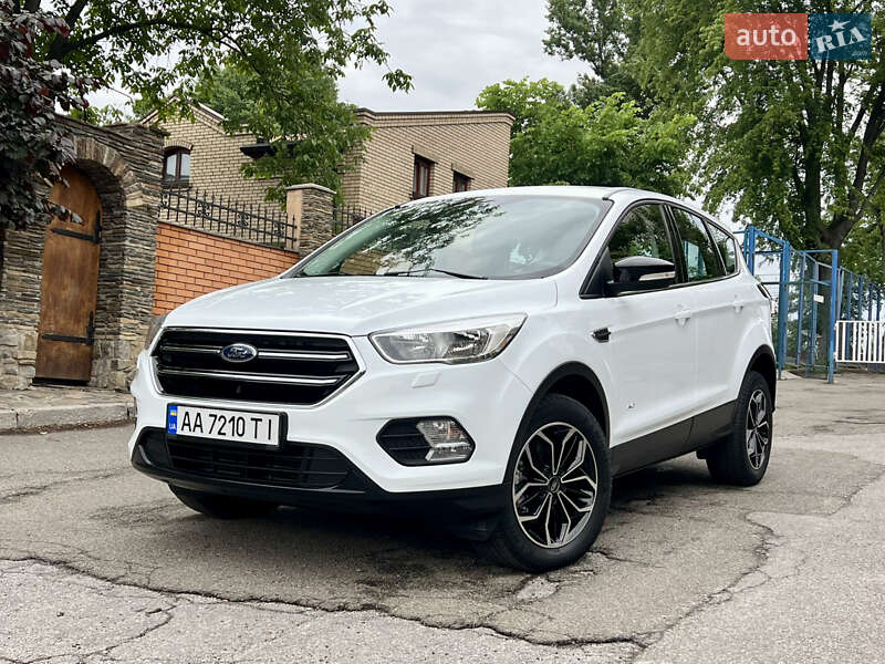 Позашляховик / Кросовер Ford Kuga 2017 в Києві