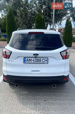 Внедорожник / Кроссовер Ford Kuga 2017 в 