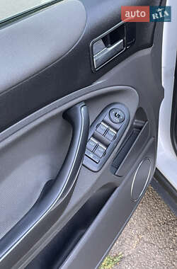 Внедорожник / Кроссовер Ford Kuga 2011 в 