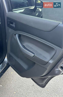 Внедорожник / Кроссовер Ford Kuga 2012 в 