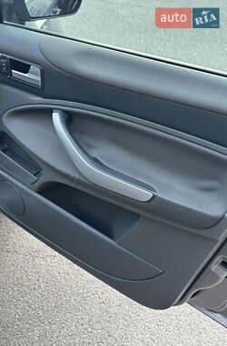 Внедорожник / Кроссовер Ford Kuga 2012 в 