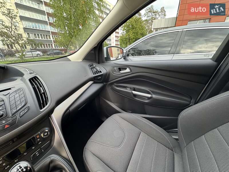 Внедорожник / Кроссовер Ford Kuga 2016 в Ирпене