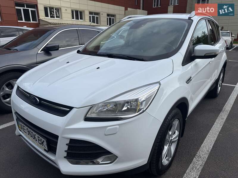 Внедорожник / Кроссовер Ford Kuga 2016 в Ирпене