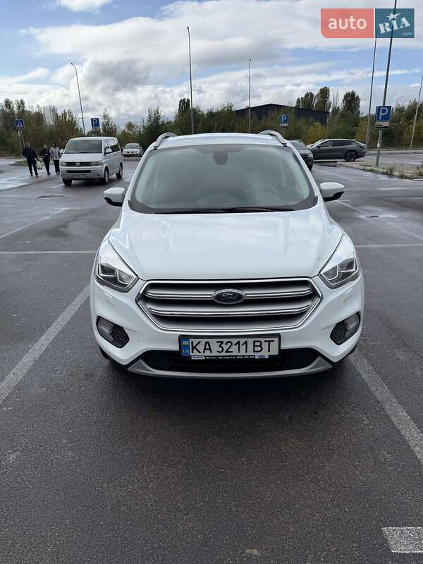 Внедорожник / Кроссовер Ford Kuga 2019 в 