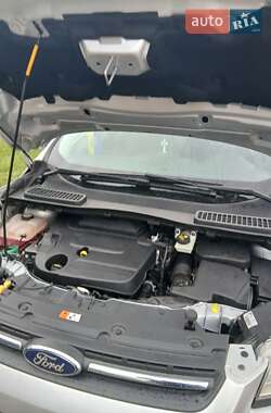 Позашляховик / Кросовер Ford Kuga 2014 в  фото 10 Позашляховик / Кросовер Ford Kuga 2014 в