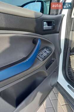 Внедорожник / Кроссовер Ford Kuga 2009 в 
