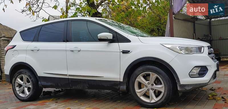 Внедорожник / Кроссовер Ford Kuga 2017 в Каменец-Подольском