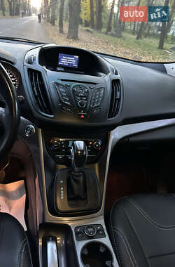 Позашляховик / Кросовер Ford Kuga 2015 в 