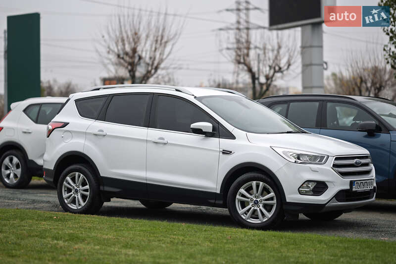 Позашляховик / Кросовер Ford Kuga 2019 в Києві
