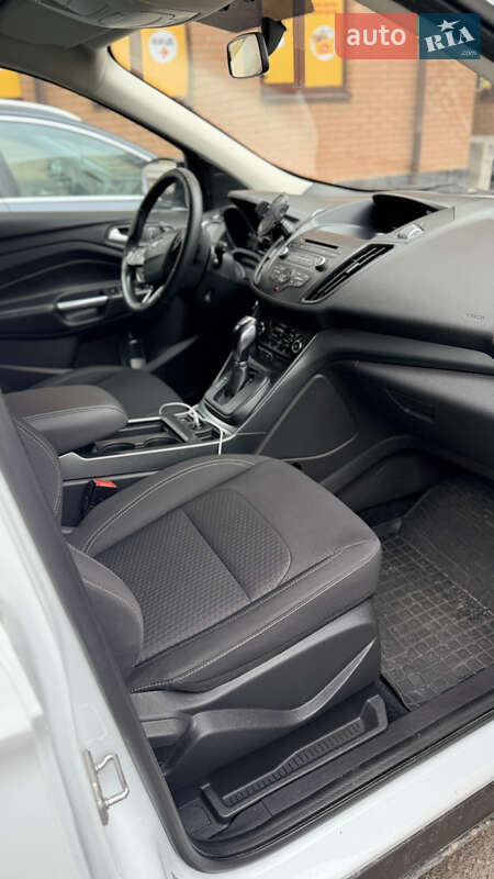 Позашляховик / Кросовер Ford Kuga 2017 в Києві