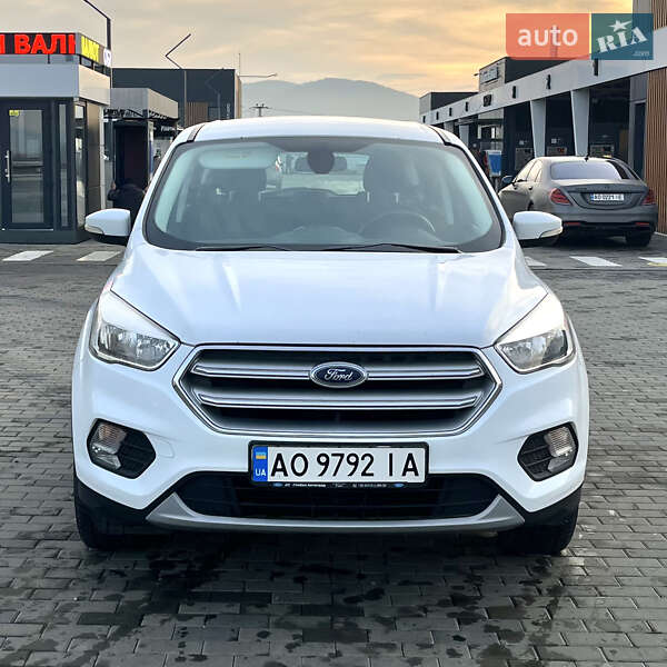 Внедорожник / Кроссовер Ford Kuga 2017 в Хусте