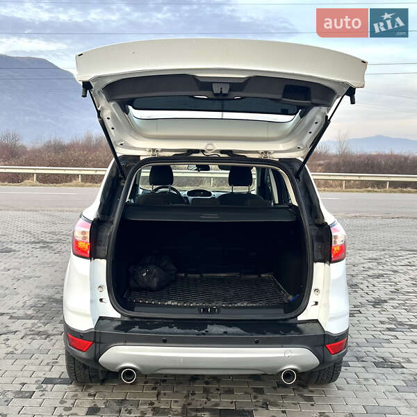 Внедорожник / Кроссовер Ford Kuga 2017 в Хусте