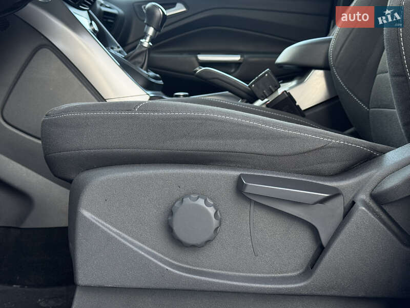 Внедорожник / Кроссовер Ford Kuga 2016 в Львове