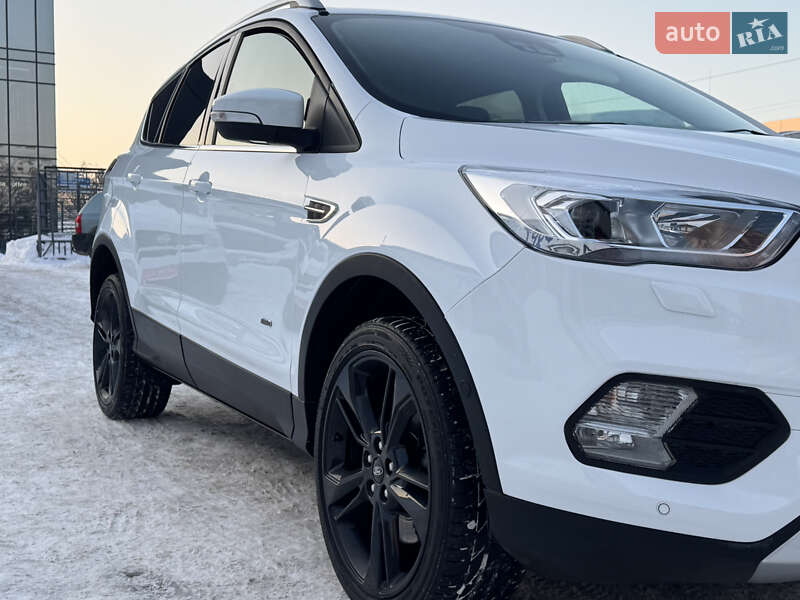 Внедорожник / Кроссовер Ford Kuga 2019 в Ровно