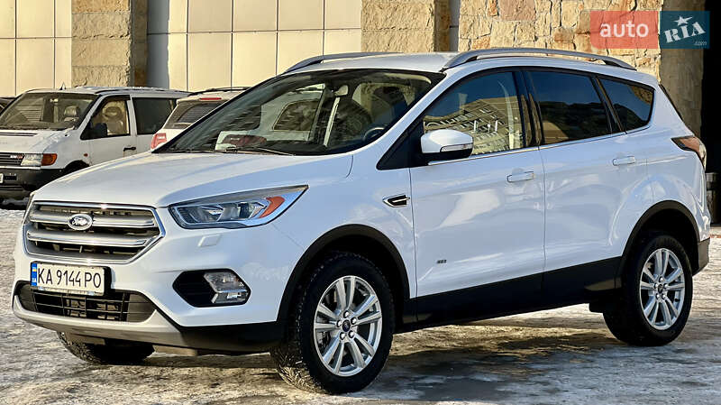 Позашляховик / Кросовер Ford Kuga 2016 в Києві