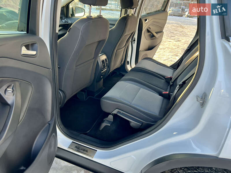 Позашляховик / Кросовер Ford Kuga 2016 в Києві