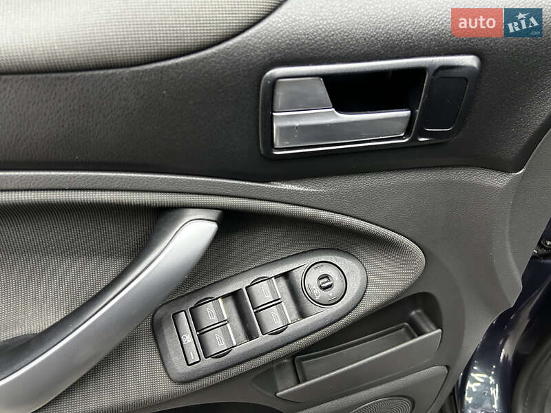 Внедорожник / Кроссовер Ford Kuga 2012 в Черновцах