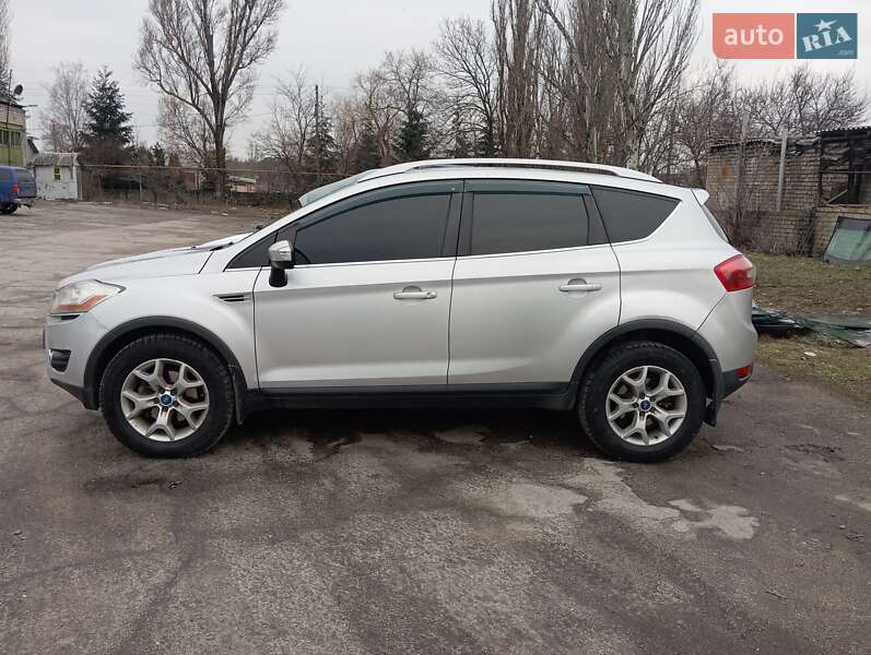 Внедорожник / Кроссовер Ford Kuga 2011 в Першотравенске