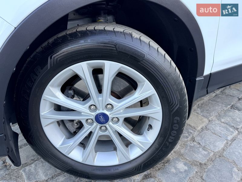 Позашляховик / Кросовер Ford Kuga 2019 в Києві