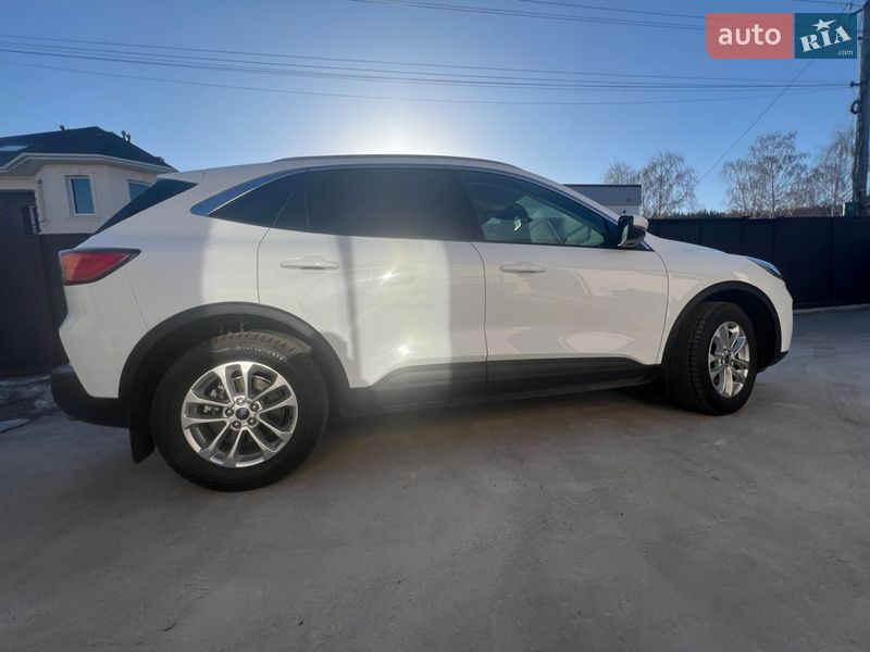 Позашляховик / Кросовер Ford Kuga 2021 в Києві