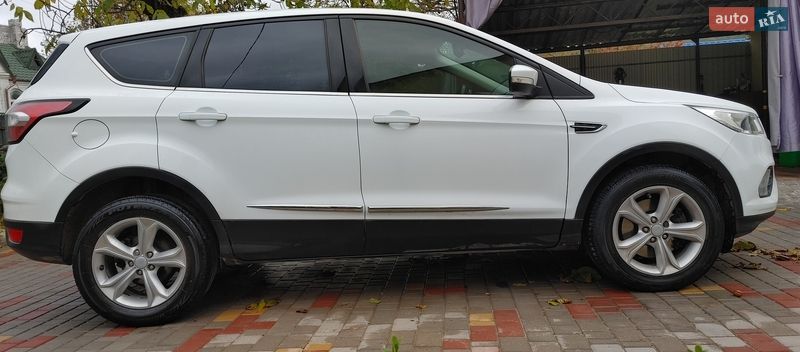 Внедорожник / Кроссовер Ford Kuga 2017 в Каменец-Подольском