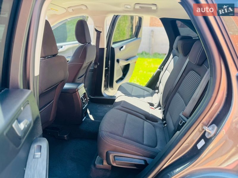 Внедорожник / Кроссовер Ford Kuga 2021 в Ромнах