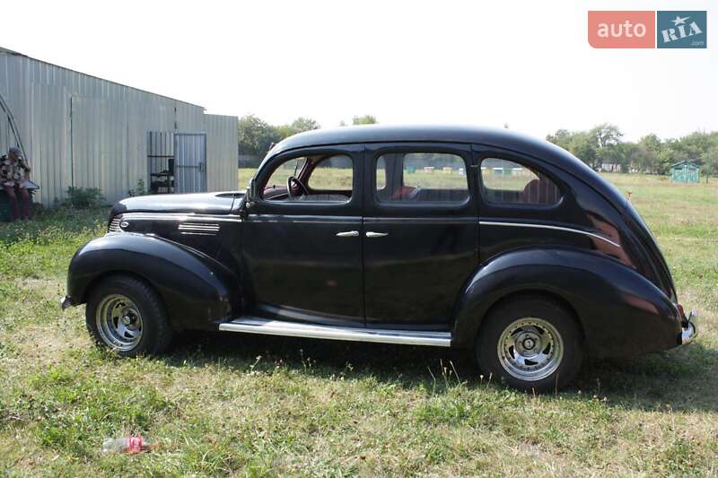 Седан Ford Model 48 1935 в Львове