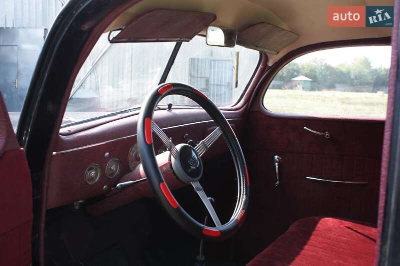 Седан Ford Model 48 1935 в Львове