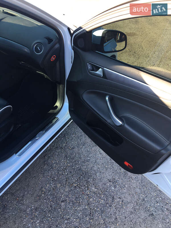 Универсал Ford Mondeo 2011 в Новом Роздоле