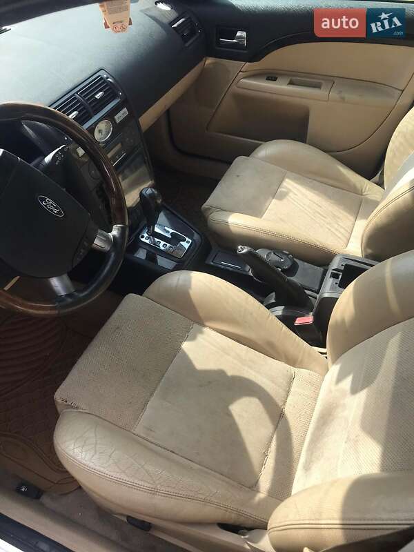Седан Ford Mondeo 2004 в Хусте