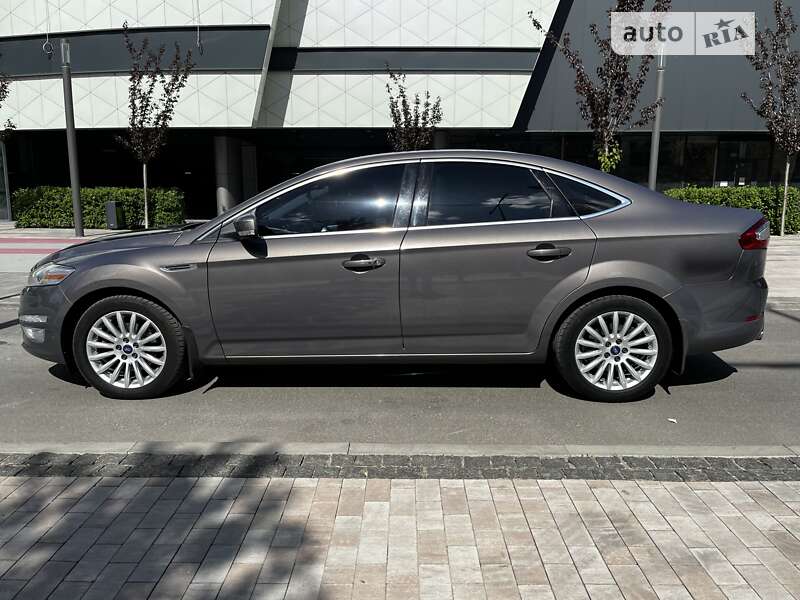 Седан Ford Mondeo 2012 в 