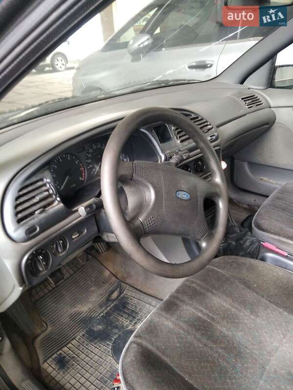 Седан Ford Mondeo 1994 в Новояворовске