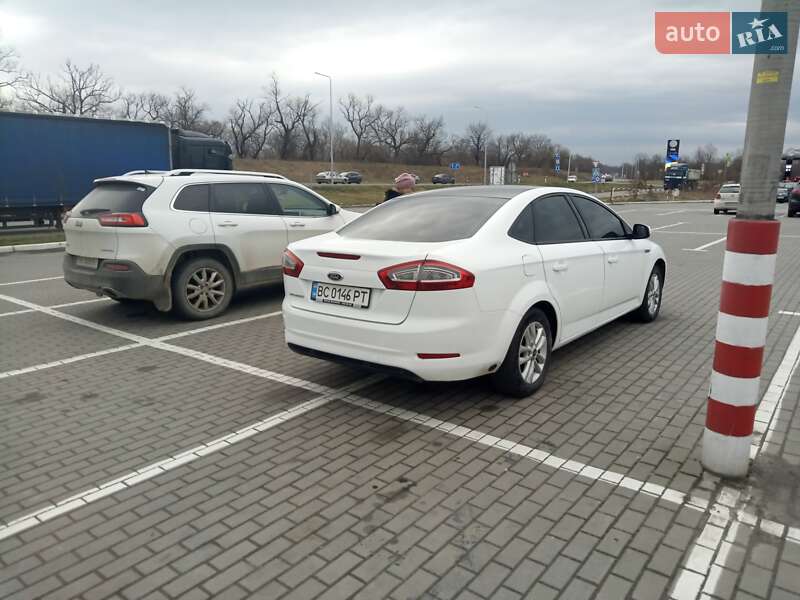 Седан Ford Mondeo 2012 в Дубровице