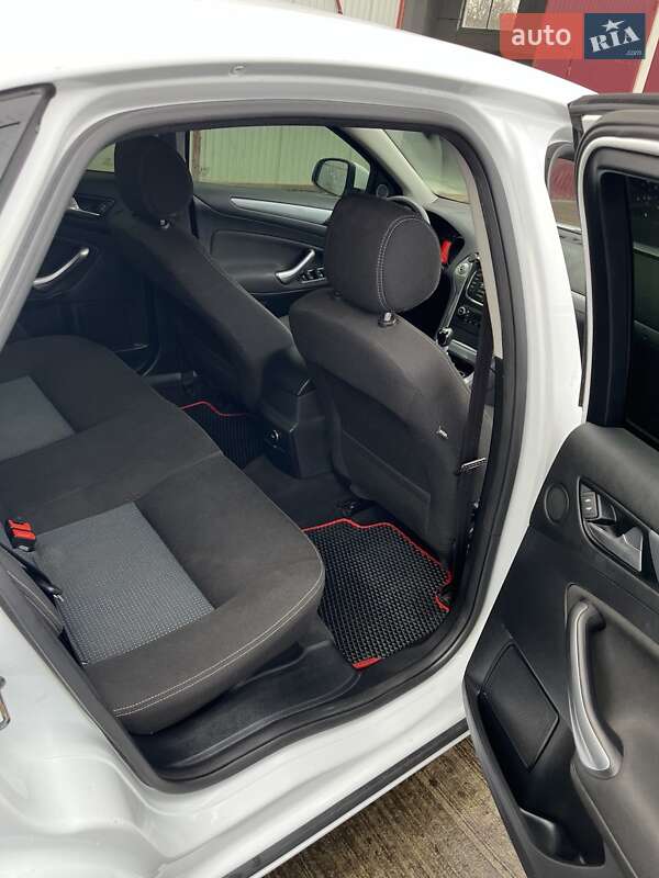 Седан Ford Mondeo 2012 в Новояворовске