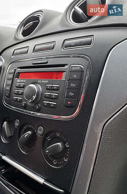 Седан Ford Mondeo 2012 в 