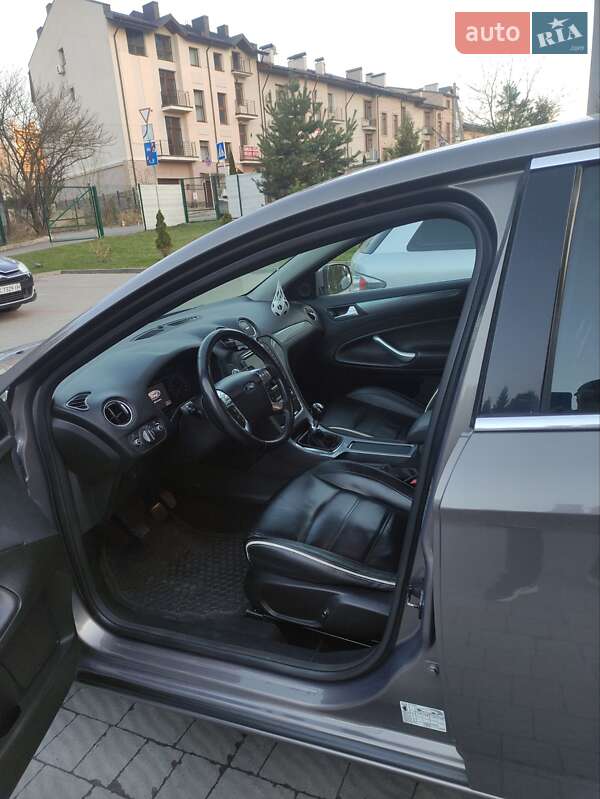 Седан Ford Mondeo 2012 в Львове