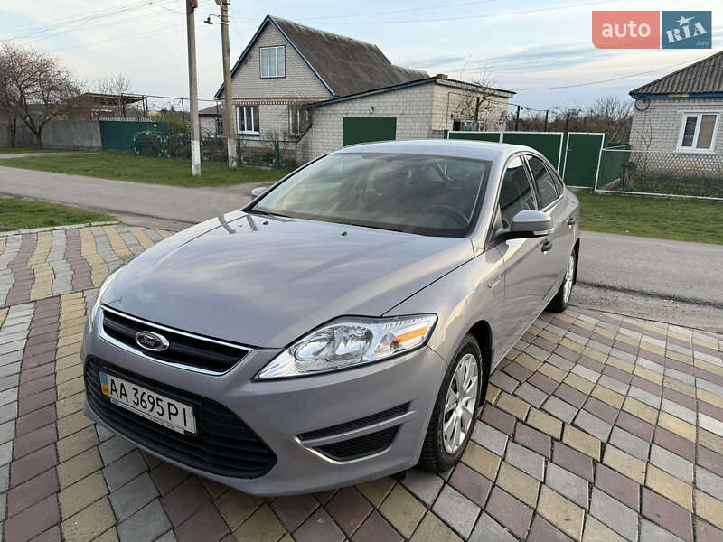 Лифтбек Ford Mondeo 2013 в 