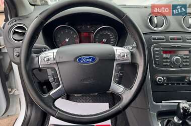Седан Ford Mondeo 2012 в 