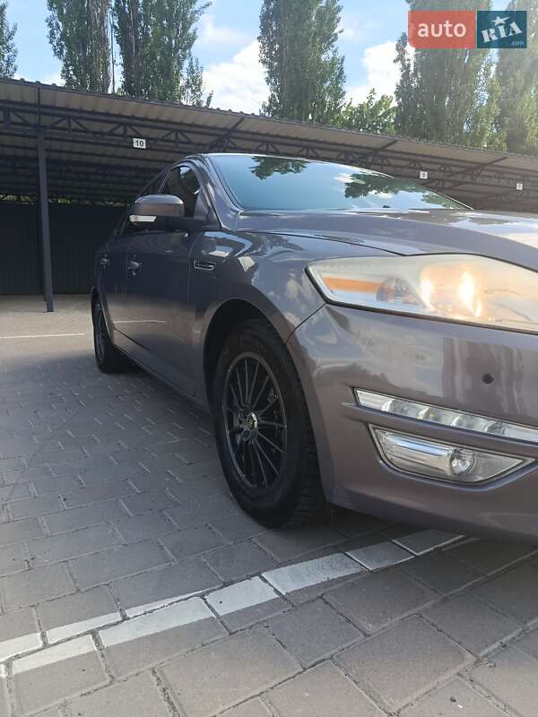 Седан Ford Mondeo 2013 в Луцке