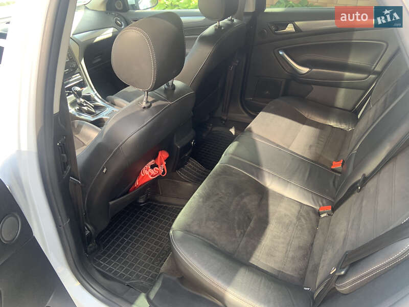 Седан Ford Mondeo 2013 в Старом Самборе