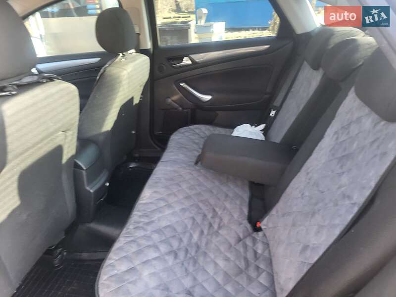 Седан Ford Mondeo 2012 в Деражне
