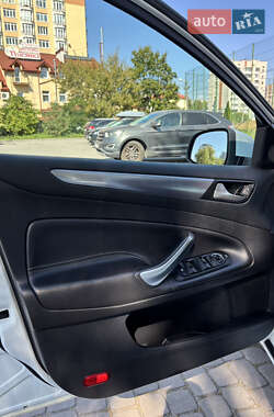 Седан Ford Mondeo 2012 в 