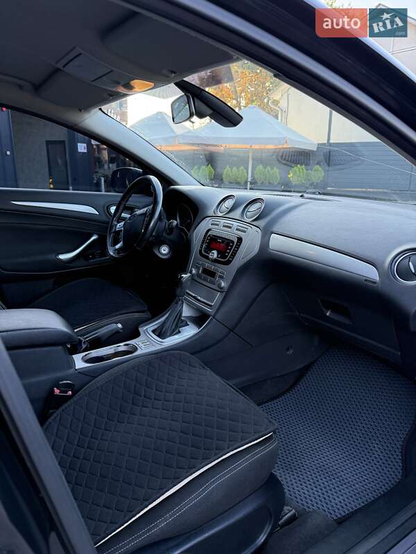 Універсал Ford Mondeo 2010 в Чернівцях