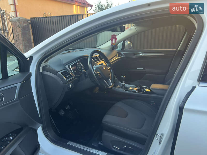 Седан Ford Mondeo 2015 в Черновцах