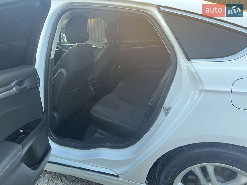 Седан Ford Mondeo 2015 в Черновцах