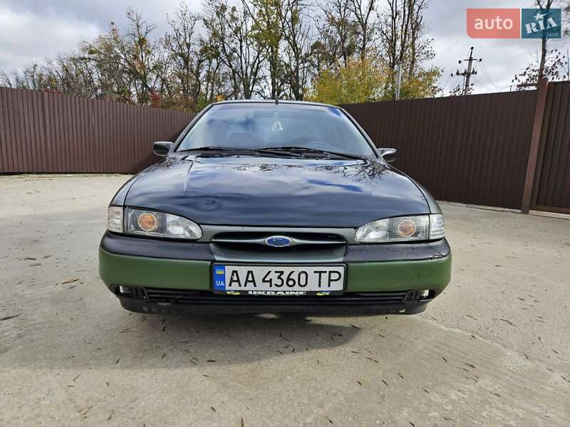 Седан Ford Mondeo 1993 в Обухове