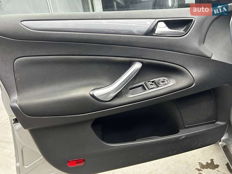 Седан Ford Mondeo 2012 в Черновцах